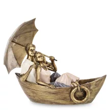 Csónakázó pár az esőben szobor, Arany